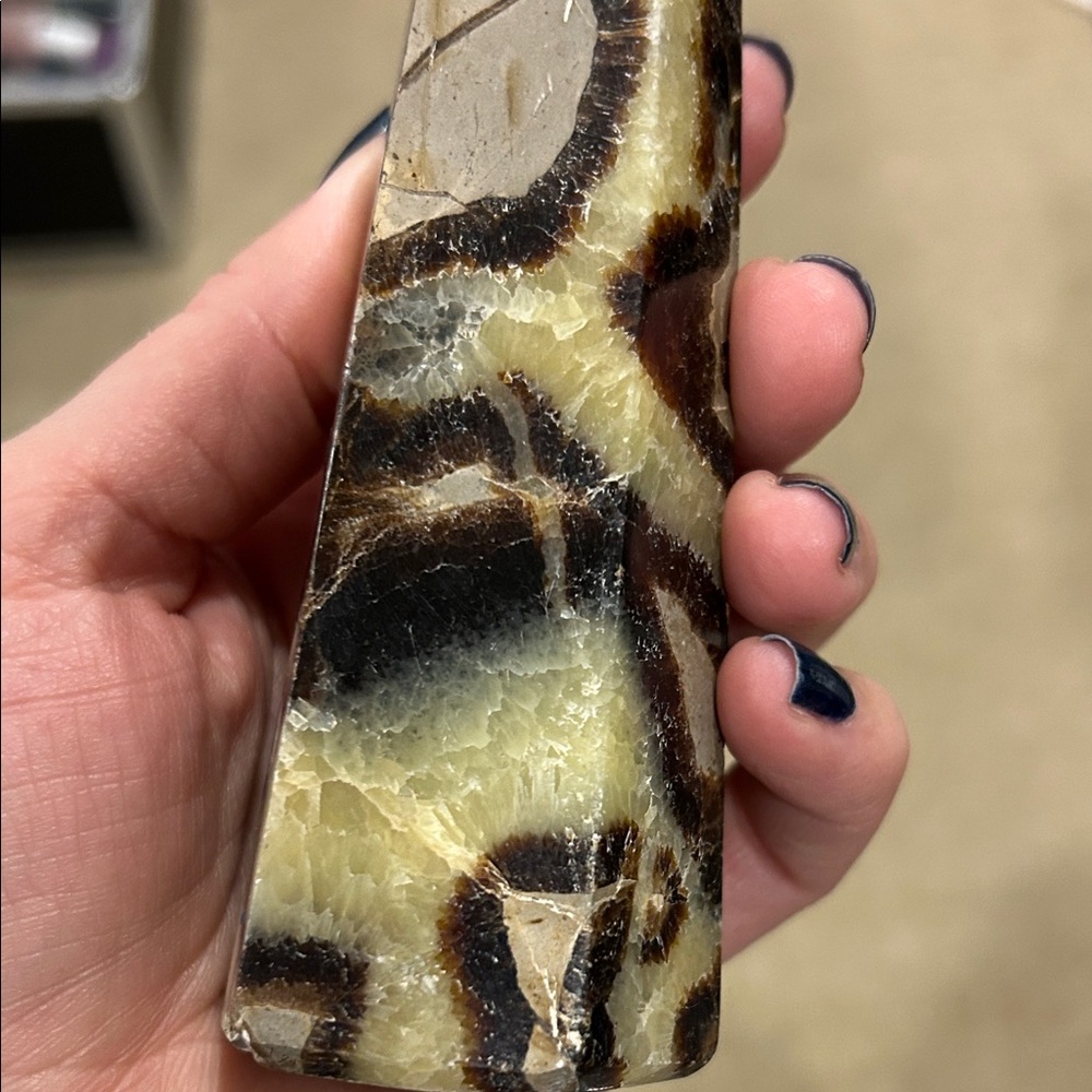 Natural Septarian Stone Obelisk - UV reactive - Picture 9 of 11